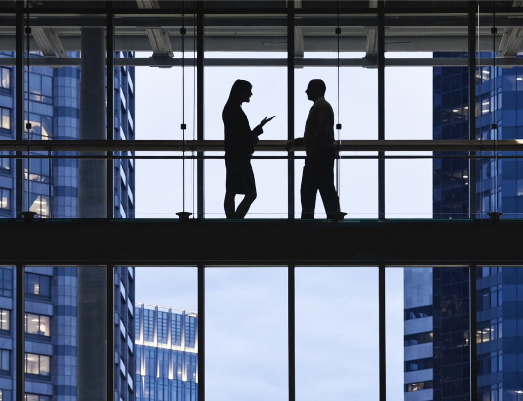 Geschäftsfrau und Geschäftsmann bei Besprechung in Bürogebäude