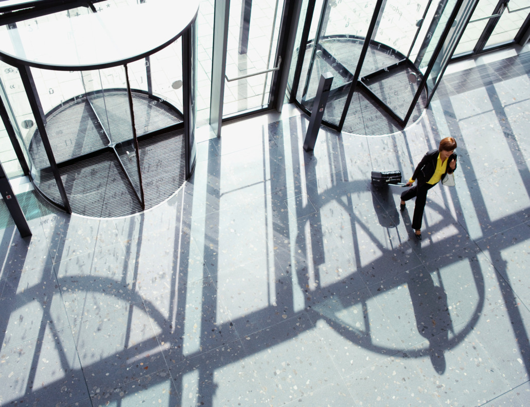 Executive Interim Managerin betritt Gebäude durch Drehtüren