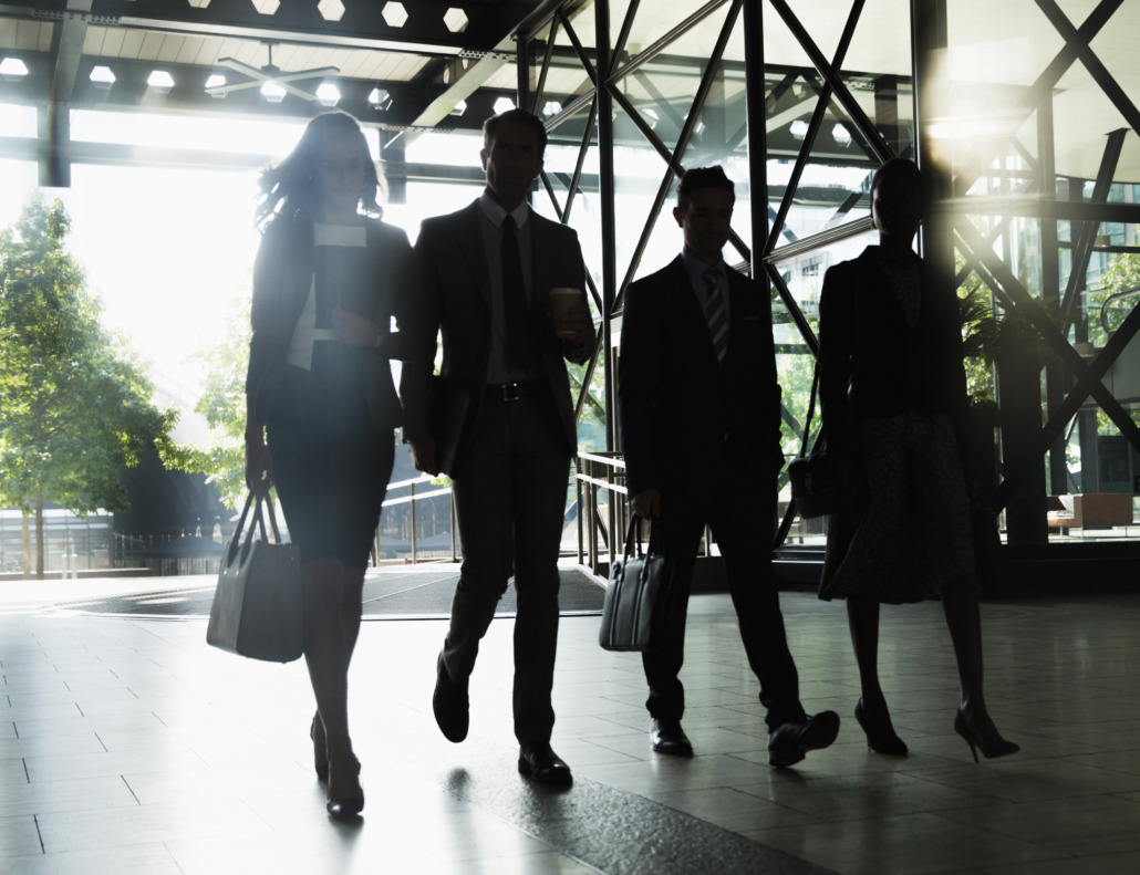 Führungsteam aus vier Personen beim Betreten eines Gebäudes